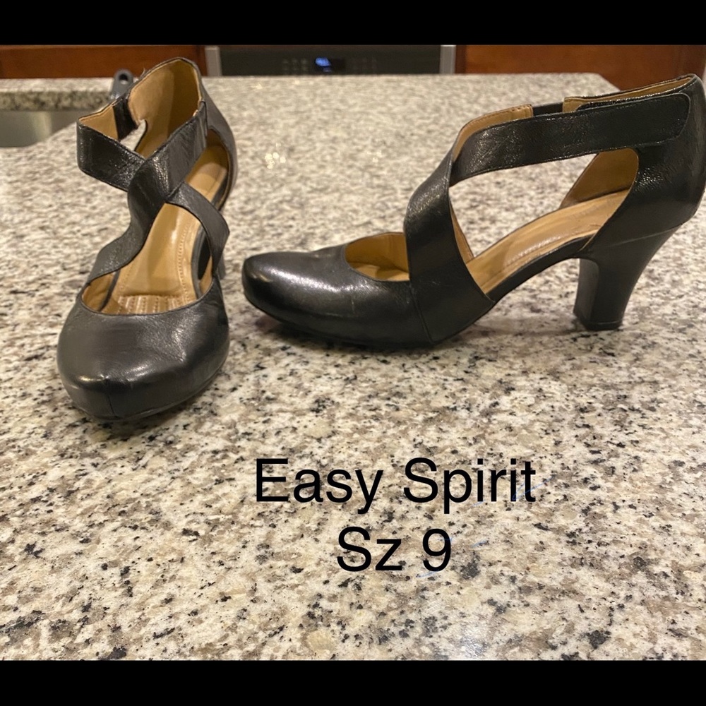 Black pumps with criss cross strap